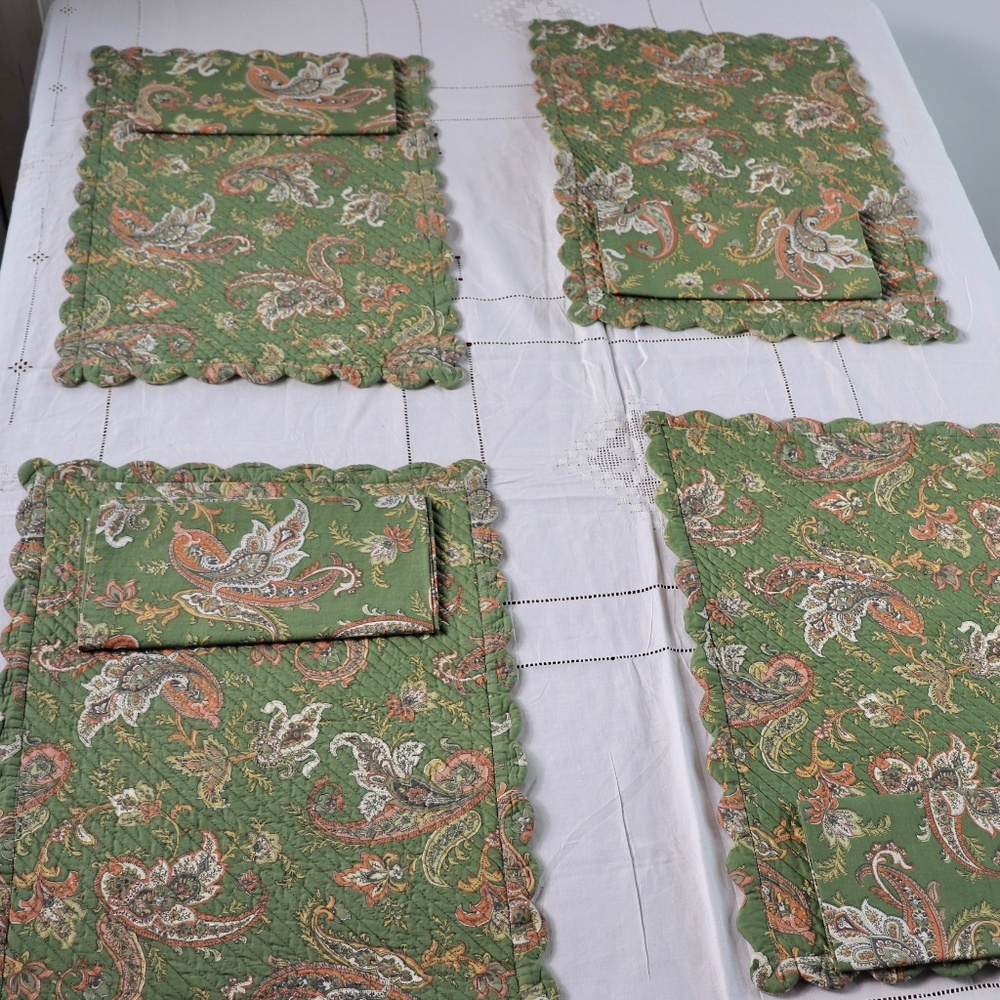 Williams Sonoma Green Paisley Set of 7 Placemats and Napkins - Picture 9 of 12